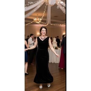 Ronni Nicole Black Velvet Long Formal Sleeveless Draped Neckline Brooch Dress 18
